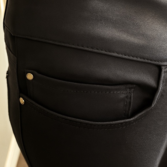 WHBM “The Skimmer” Black Ankle Pants | Gold Zipper Detail | Size 4 - Picture 6 of 7